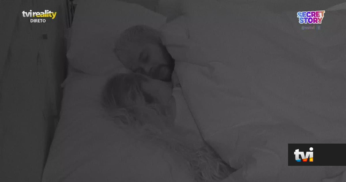 Amor no escurinho da noite: Dylan e Inês trocam beijos apaixonados no meio dos edredões - Secret Story