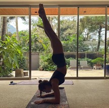 Grazi Massafera faz ioga na sala de casa, toda envidraçada — Foto: Reprodução/Instagram