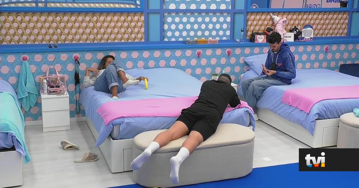 Pedro e Marisa conversam sobre a família até Leandro aparecer de repente no quarto - Secret Story