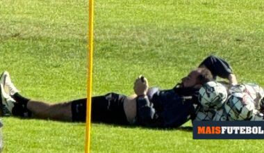 Ao telemóvel e deitado no treino: imagens expõem treinador do Marinhense