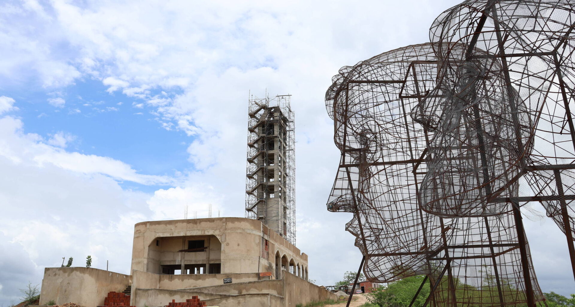 Estátua de santo no CE segue inacabada e sem cabeça - 29/11/2025 - Cotidiano