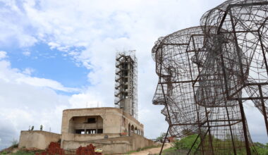 Estátua de santo no CE segue inacabada e sem cabeça - 29/11/2025 - Cotidiano