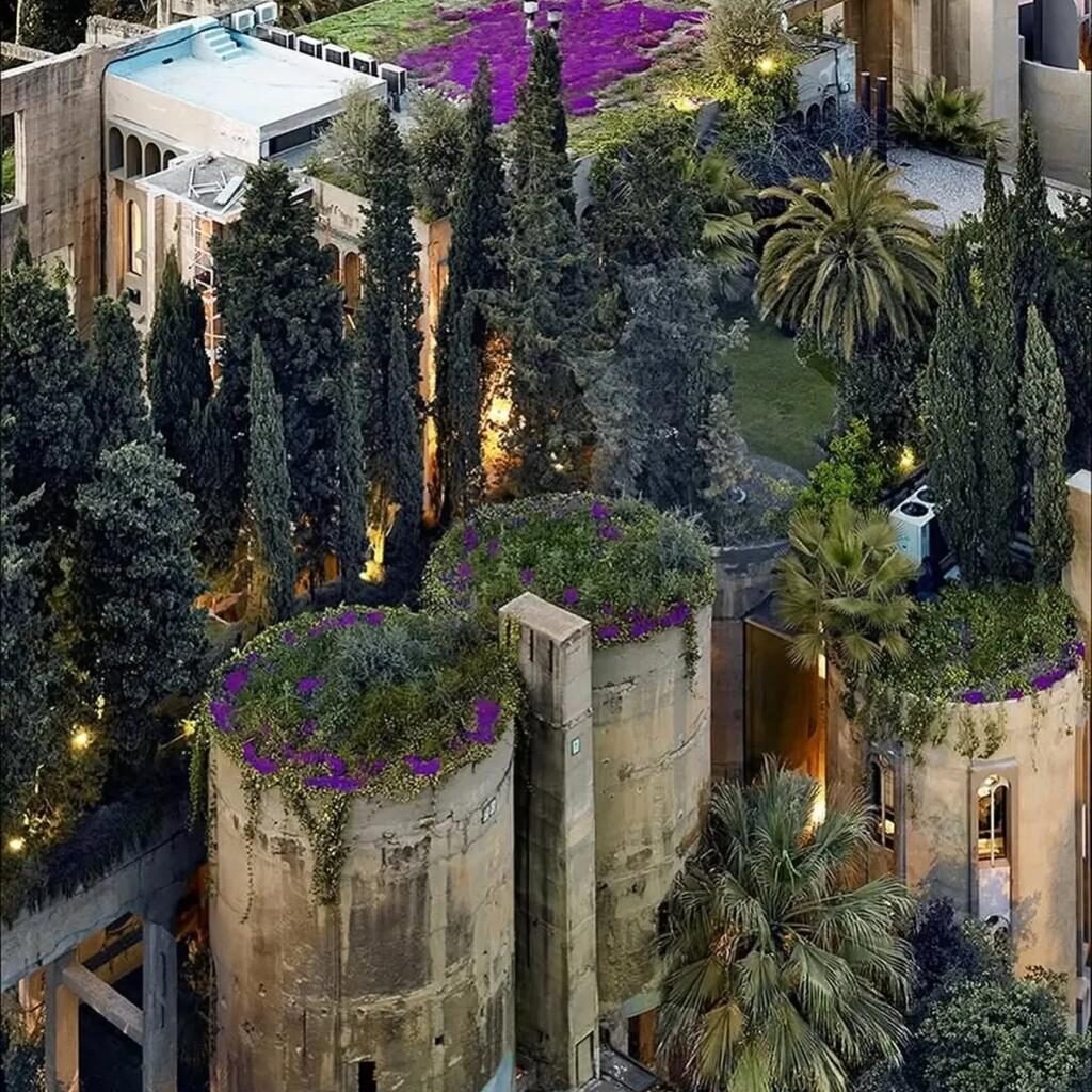 Homem transforma fábrica abandonada em uma das casas mais impressionantes após 45 anos de trabalho