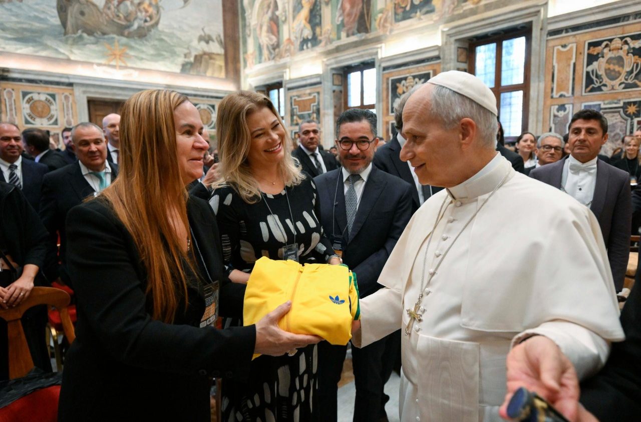 Papa a gestores de saúde: atenção à manipulação perversa da IA