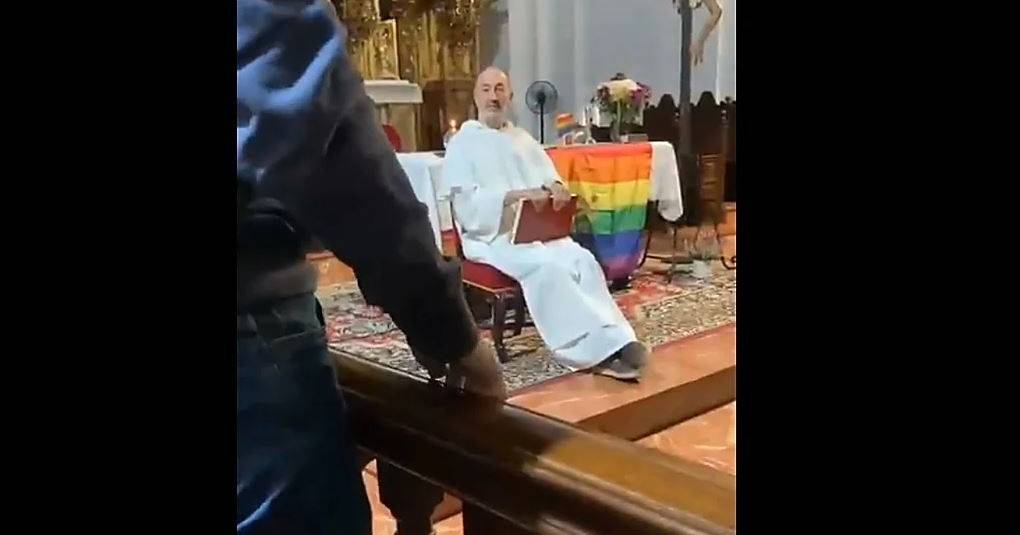Padre insultado na igreja por colocar bandeira LGBT no altar em Espanha