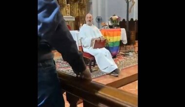 Padre insultado na igreja por colocar bandeira LGBT no altar em Espanha