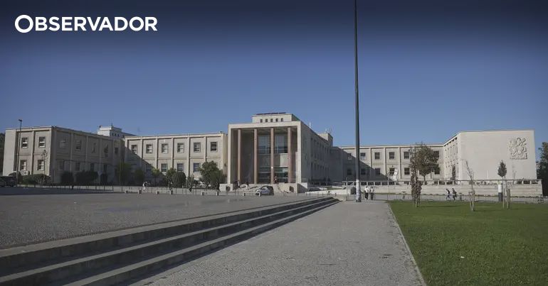 Polícia leva homem para hospital psiquiátrico – Observador