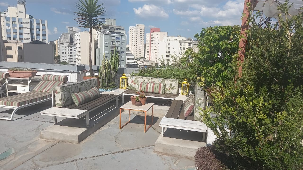 Os móveis adaptados viraram bancos para a sala de estar — Foto: arquivo pessoal