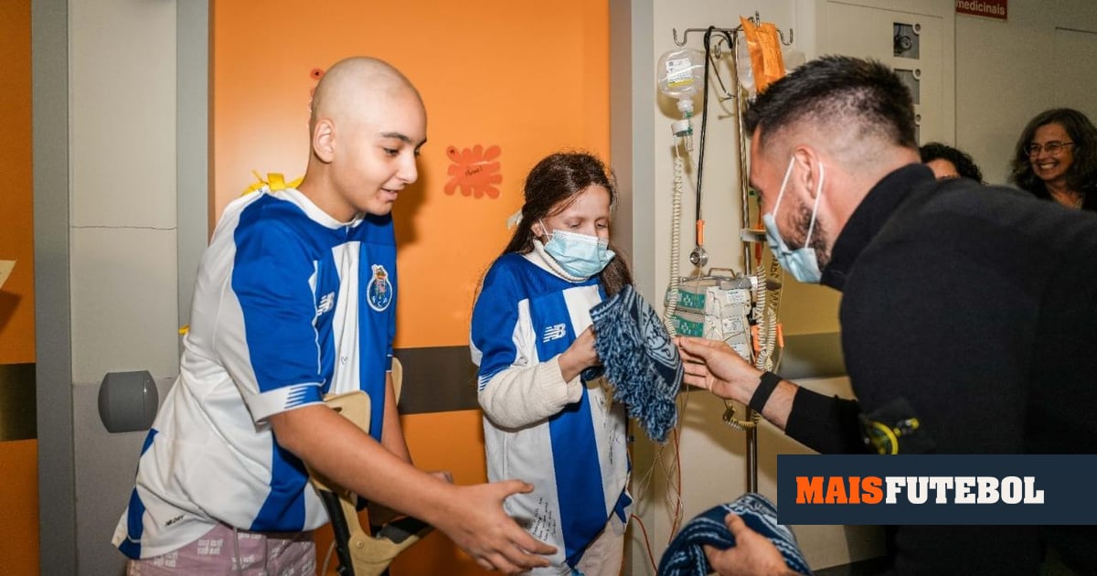 Farioli emociona-se em visita a crianças no São João: «Dão-nos muito mais em troca»