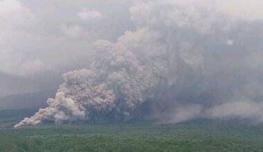 Indonésia eleva para alerta máximo vulcão Semeru em Java Oriental após erupções