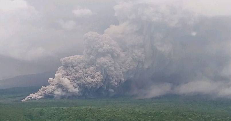 Indonésia eleva para alerta máximo vulcão Semeru em Java Oriental após erupções