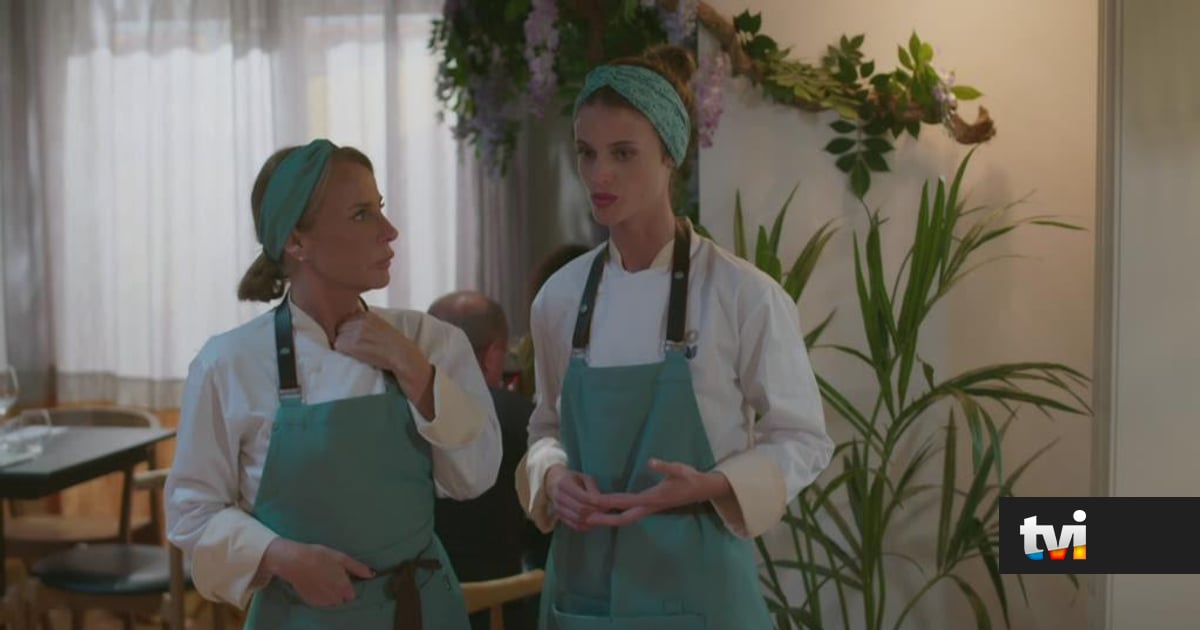 A Protegida: Mariana informa Laura que vão ter de vender a fábrica naquele dia - Novelas