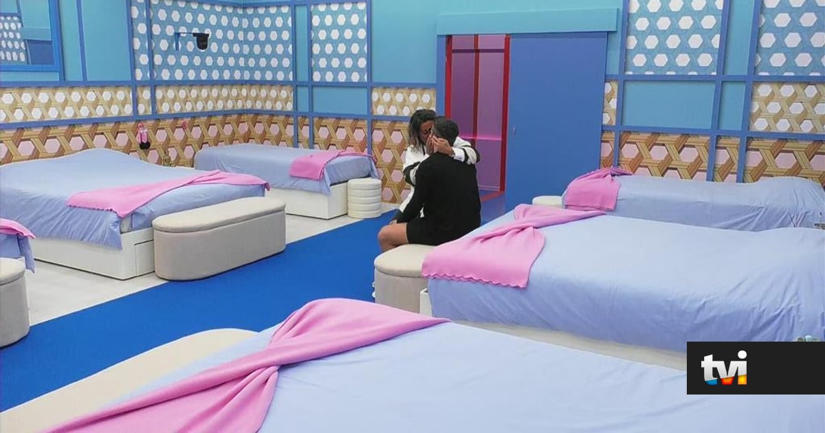 Beijos quentes e uma palmada marota: Pedro e Marisa trocam carícias à descarada - Secret Story