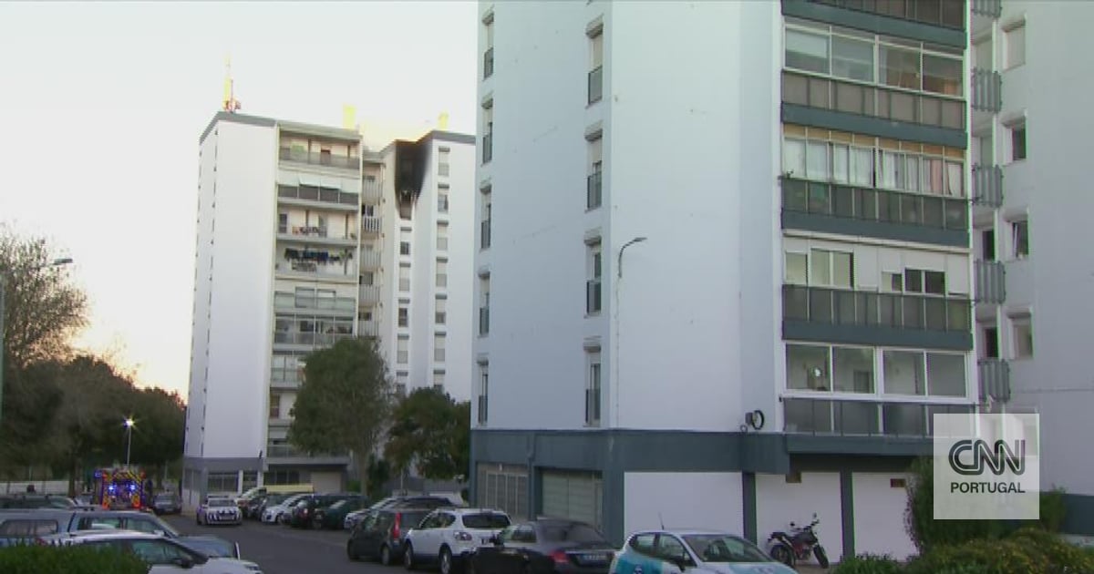 Incêndio em prédio em Mira-Sintra faz um morto