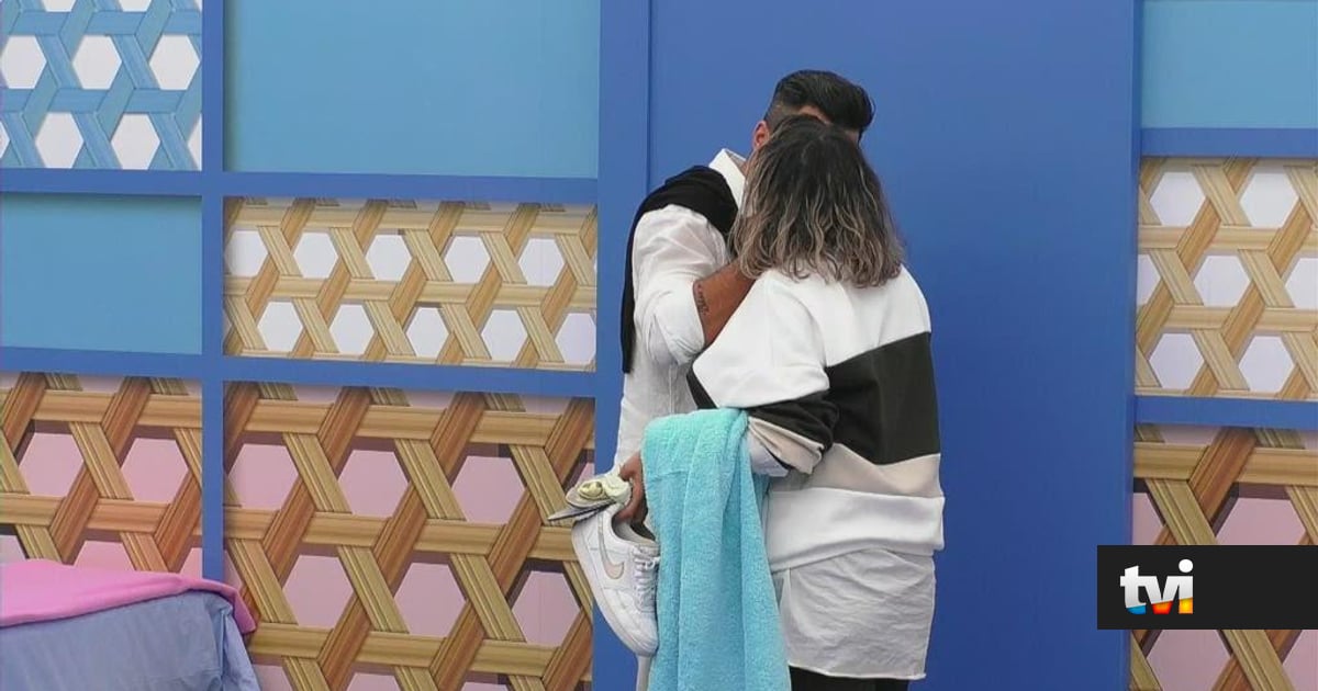 Pedro e Marisa perdidos entre beijos e amassos depois de Leandro tentar revelar o segredo - Secret Story