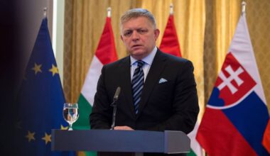 UE abre processo por infração contra Eslováquia por alterações constitucionais