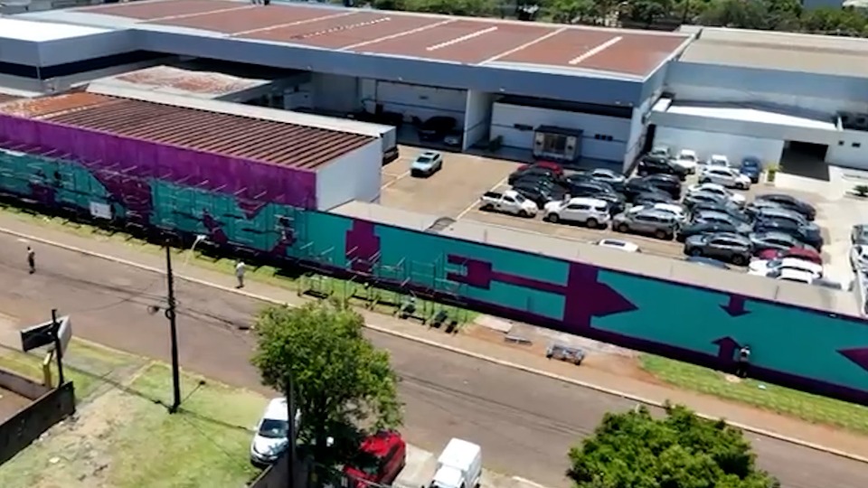 Paredão na rua Fortunato Bebber recebe mural de grafite criado por artistas internacionais - catve.com