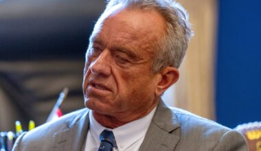 Kennedy Jr. instruiu site governamental a associar vacinas a casos de autismo