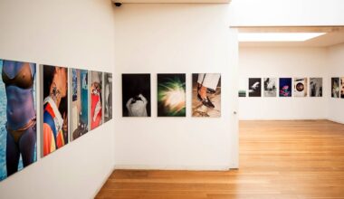 Frações íntimas da vida a acontecer: o olhar “meio errado” de Helena Ramos em Serralves