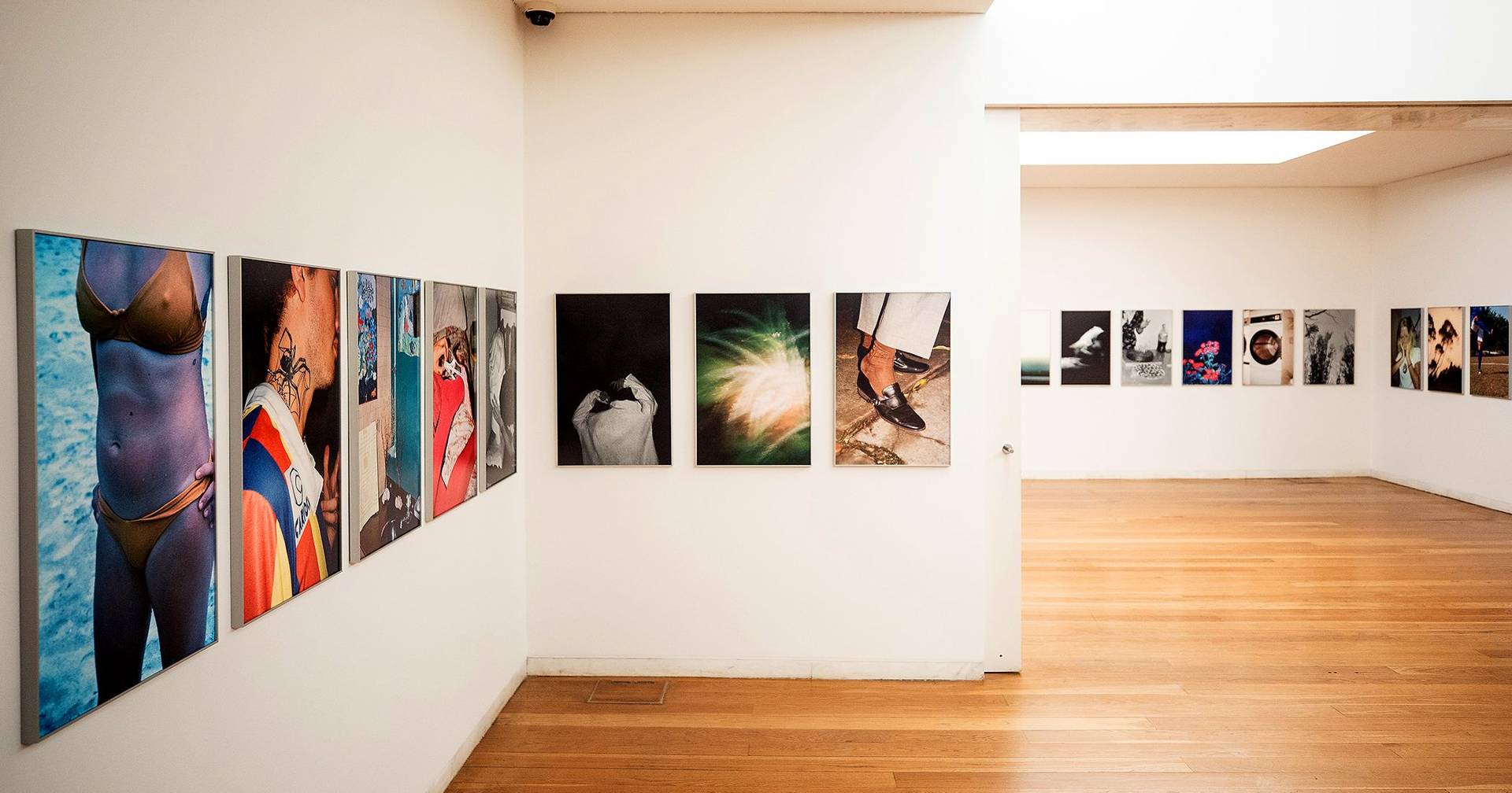 Frações íntimas da vida a acontecer: o olhar “meio errado” de Helena Ramos em Serralves