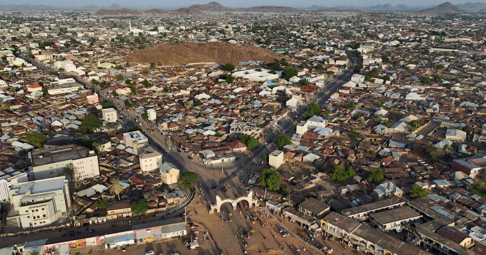 Mais de 300 alunos e 12 professores sequestrados em escola católica na Nigéria