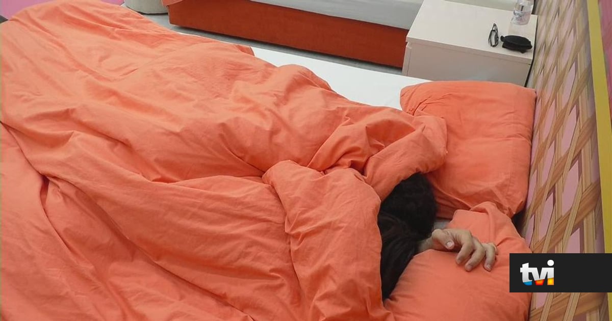 Manhã de puro amor! Fábio e Liliana começam o dia aos beijos e amassos na cama - Secret Story