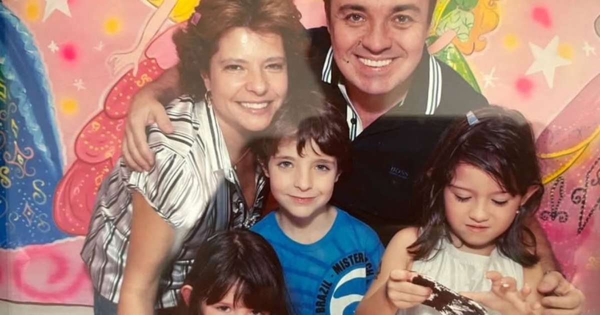 Filho de apresentador compartilha fotos raras ao lado do pai