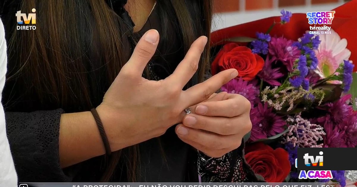 Meses depois, o anel é outro. Liliana foi pedida em namoro por Fábio com esta jóia - Secret Story