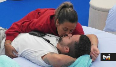 Fechado no quarto, Pedro Jorge e Marisa trocam beijos e declarações de amor - Secret Story