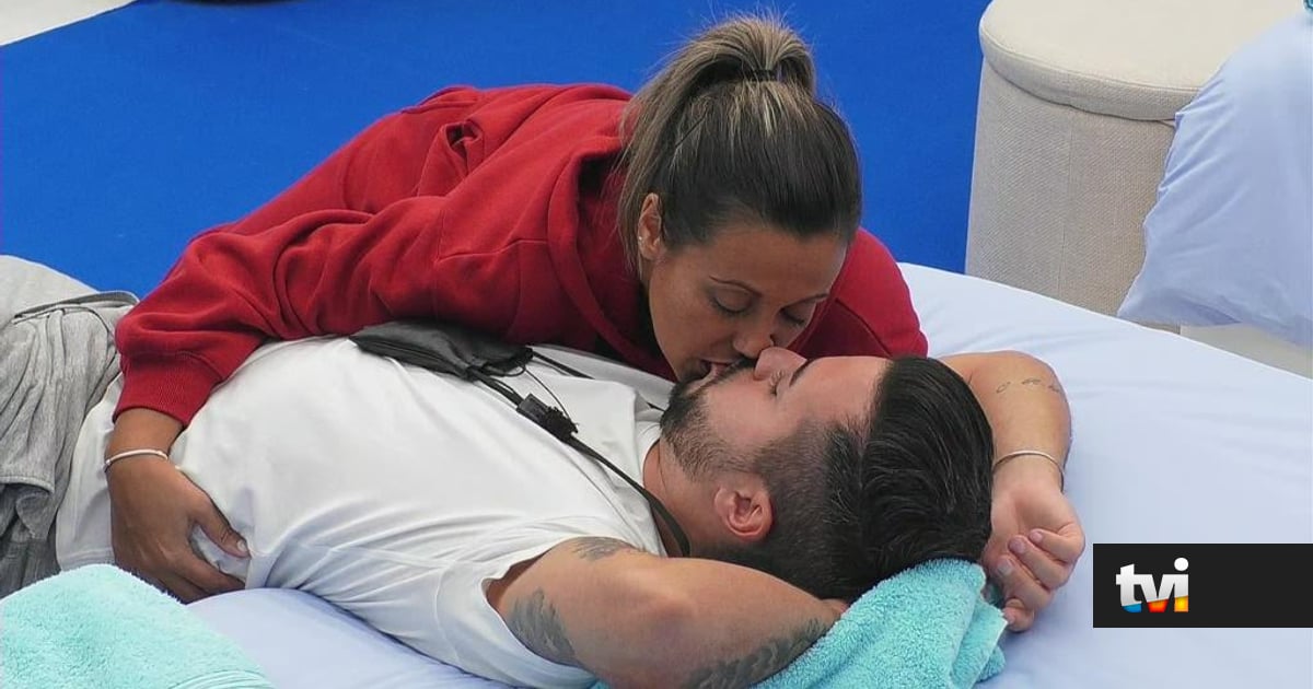 Fechado no quarto, Pedro Jorge e Marisa trocam beijos e declarações de amor - Secret Story