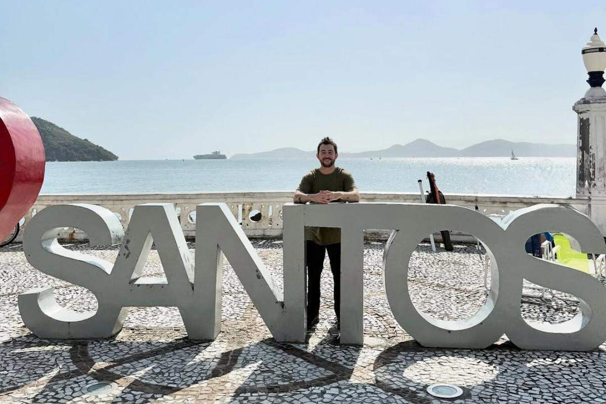 Greg em Santos: Vincent Martella, de Todo Mundo Odeia o Chris, visita pontos turísticos no litoral de São Paulo - A Tribuna