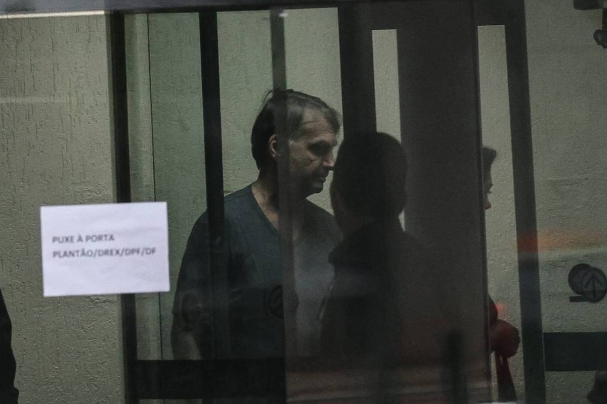 Fotos: Bolsonaro se despede de Michelle na PF - 23/11/2025 - Brasília Hoje