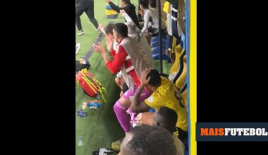 JJ de mãos nos bolsos e jogadores incrédulos: o golo de CR7 visto do banco do Al Nassr
