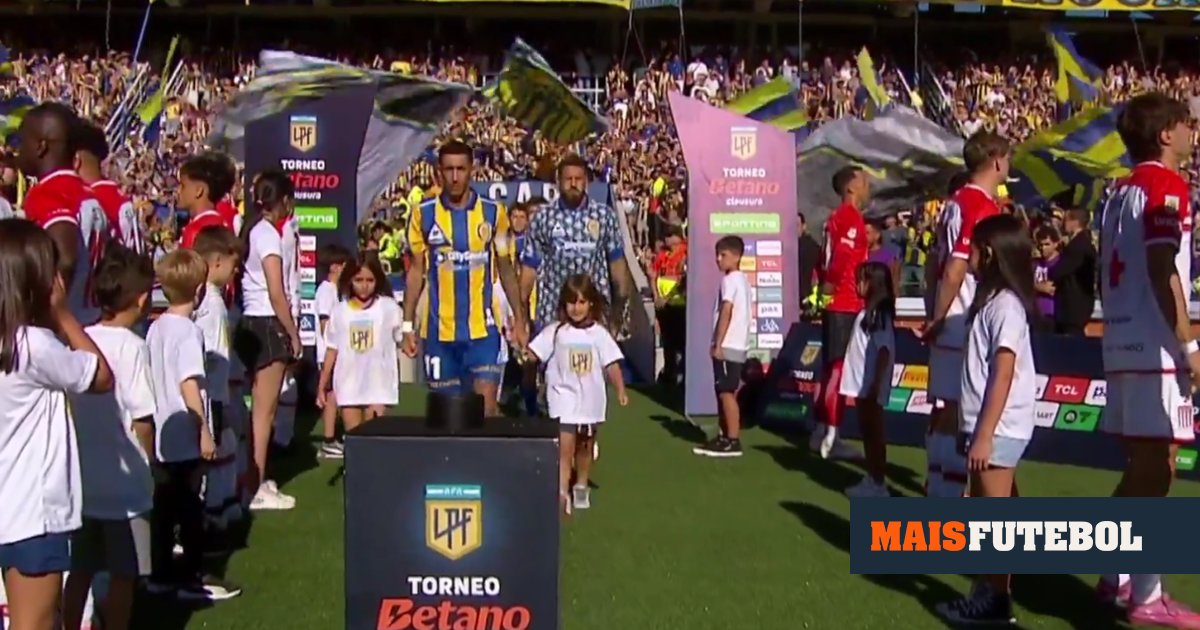 VÍDEO: Estudiantes protesta título do Rosario Central e faz guarda de honra... de costas