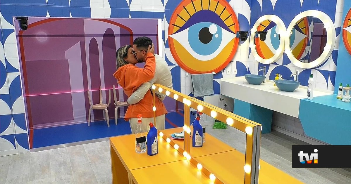 Marisa e Pedro trocam beijos intensos e apaixonados às escondidas de todos - Secret Story