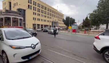Deputado do Chega bloqueia elétrico ao deixar carro mal estacionado no Martim Moniz