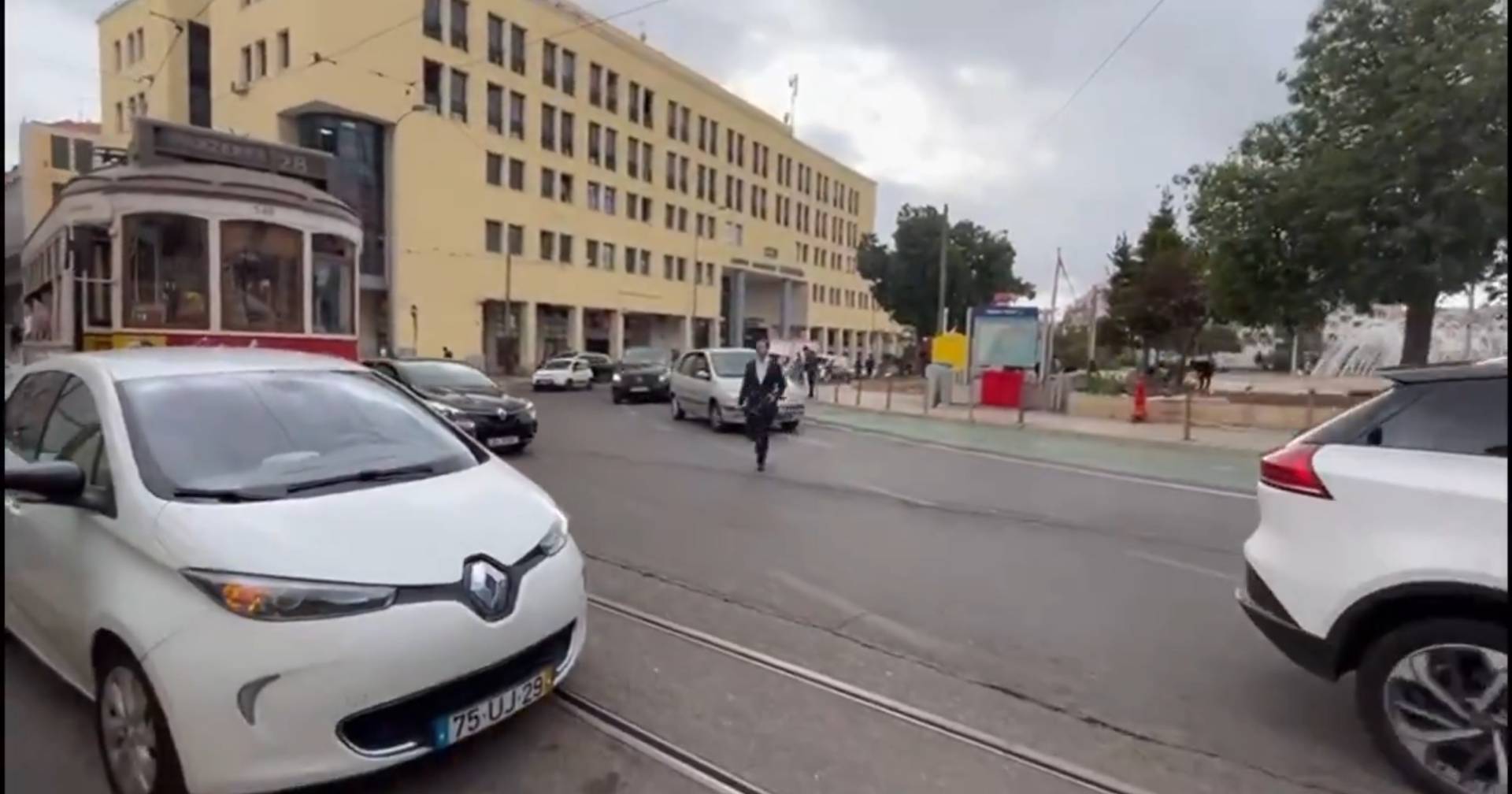 Deputado do Chega bloqueia elétrico ao deixar carro mal estacionado no Martim Moniz