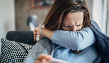 Nova estirpe da gripe vai pôr “muita pressão” no SNS: Ana Paula Martins alerta para “inverno muito duro”