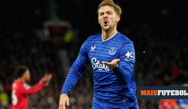 VÍDEO: reduzido a dez desde o minuto 13, Everton ganha na casa do Man United