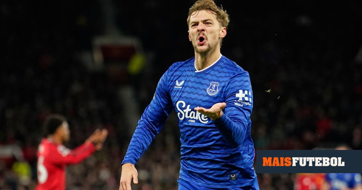 VÍDEO: reduzido a dez desde o minuto 13, Everton ganha na casa do Man United