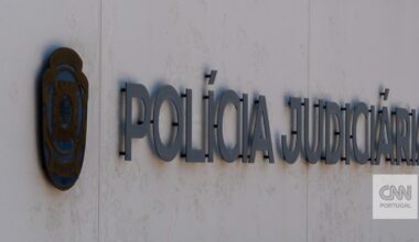 Ameaçou colegas de escola com arma. Acabou por ser detido e o pai também