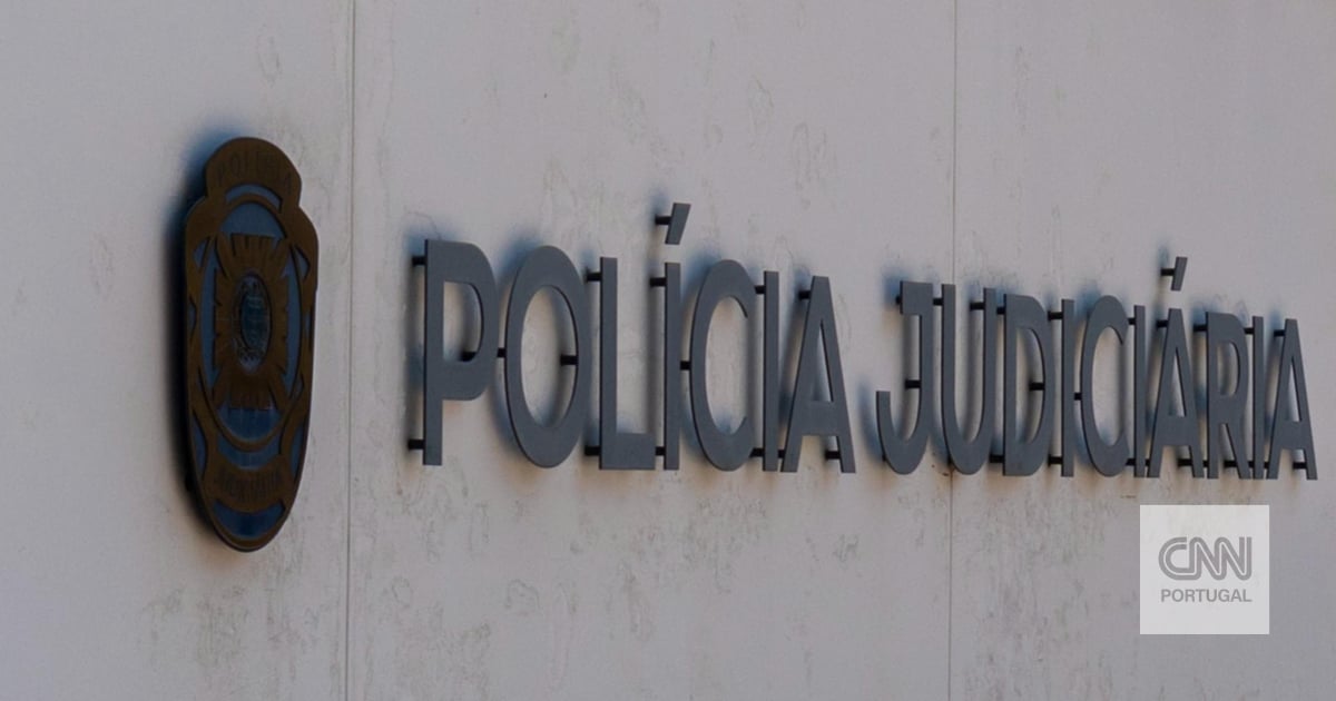 Ameaçou colegas de escola com arma. Acabou por ser detido e o pai também