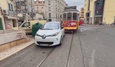 Vice-presidente do Chega bloqueia elétrico ao deixar carro mal estacionado no Martim Moniz