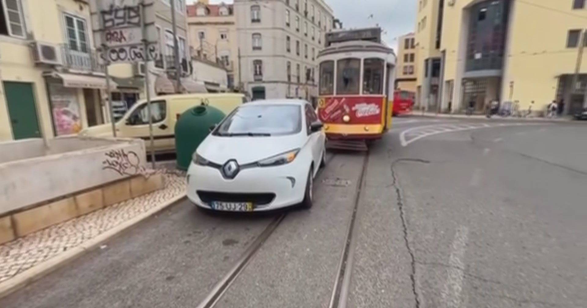 Vice-presidente do Chega bloqueia elétrico ao deixar carro mal estacionado no Martim Moniz