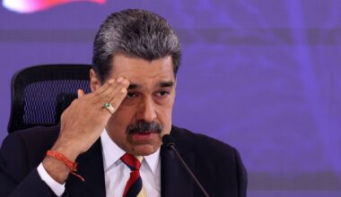 Oposição venezuelana exige “demissão imediata e afastamento do poder” de Maduro