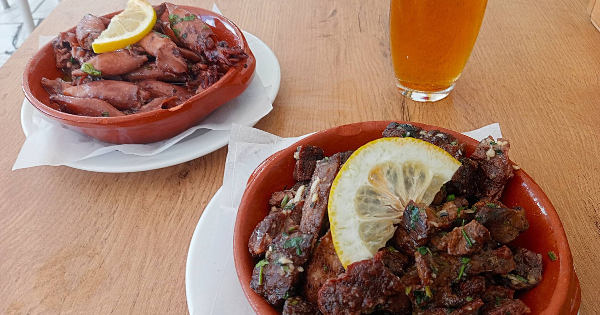 Conheça o café de beira de estrada em Albufeira que se transformou em catedral do petisco