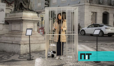 Esta jaula com uma mulher presa está a chocar toda a gente no Chiado — NiT