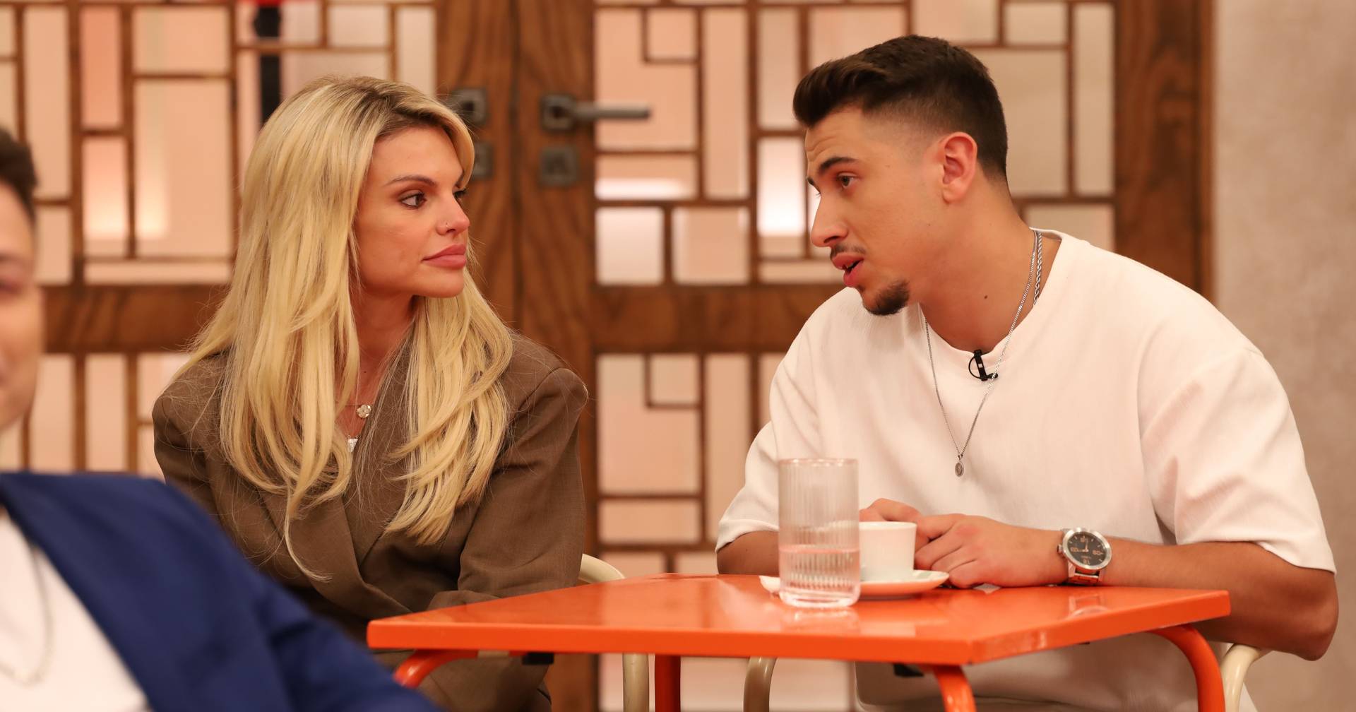 Rumo a "férias românticas", Fanny Rodrigues destaca: "Oito horas de escala, tudo tão caro, desde a água à comida"