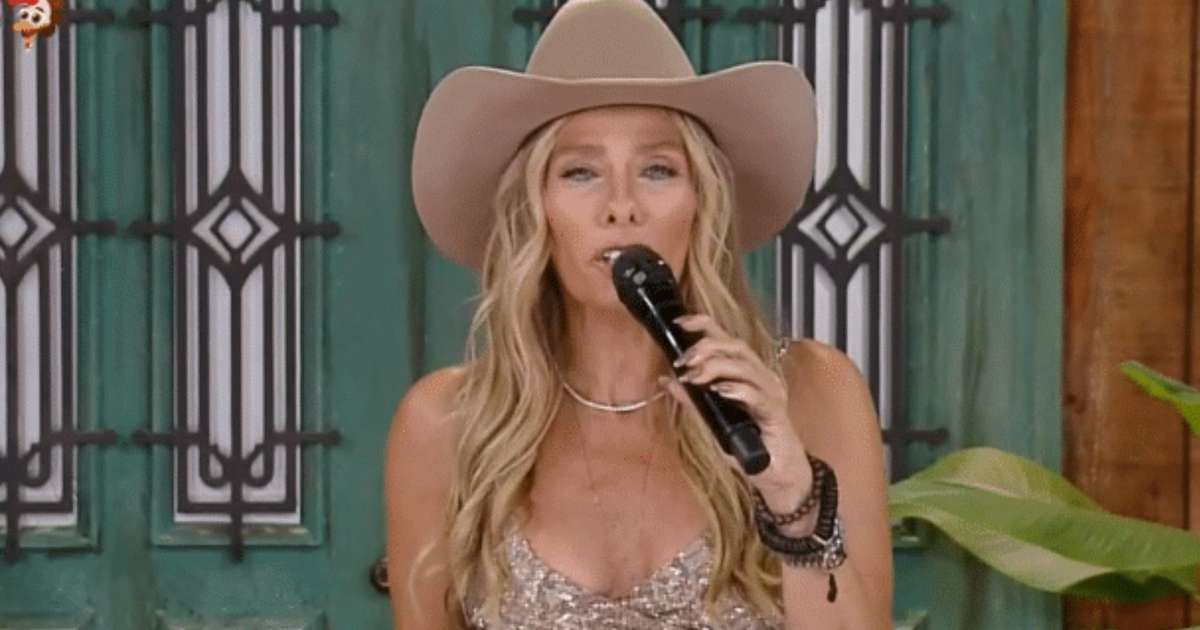 Adriane Galisteu responde após ter corpo detonado na web: 'Não tem peito'