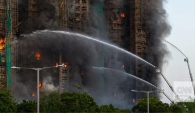 Incêndio em torres residenciais de Hong Kong faz 13 mortos e 16 feridos. Há várias pessoas presas nos apartamentos